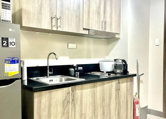 Queen Bed With Coffee Bar And Fast Wi-fi At S Residences Apartment *