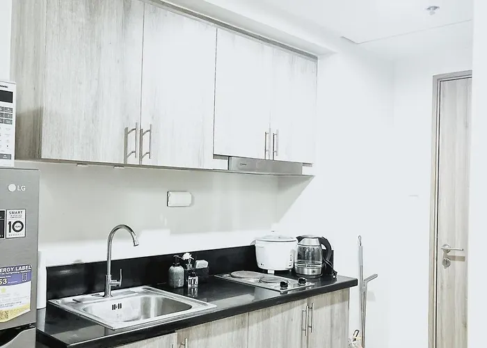 Queen Bed With Coffee Bar And Fast Wi-fi At S Residences Apartment *